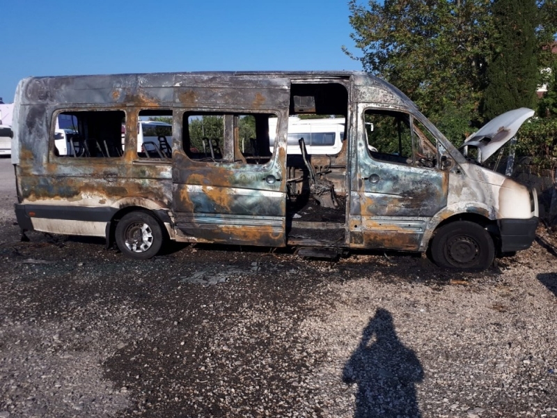 Tur minibüsü yangında kül oldu