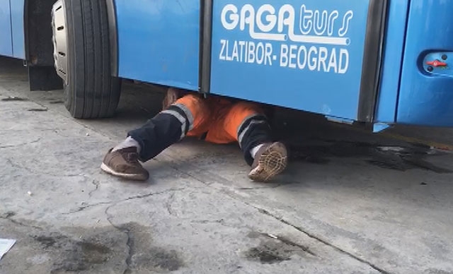 Tur otobüsünün altında yurt dışına kaçmak isterken yakalandı!