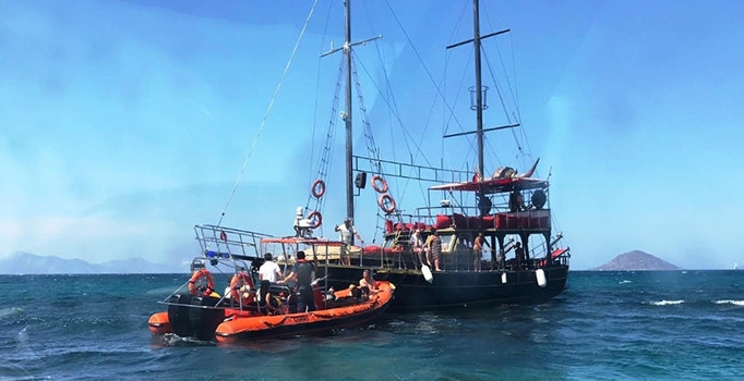 Tur teknesinde panik! Sahil Güvenlik kurtardı
