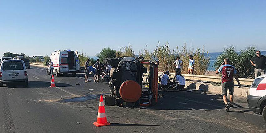 Turistleri taşıyan safari ciple servis minibüsü çarpıştı!