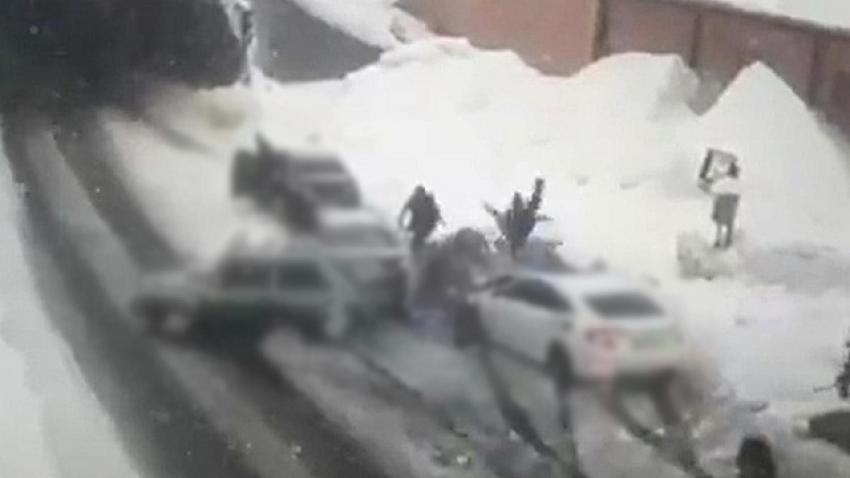 Otomobil turist kafilesinin arasına girdi! Ölü ve yaralılar var