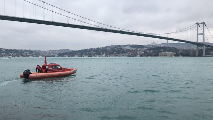Turistlerin boğaz turunda büyük şok! Bir kişi tur teknesinden atladı