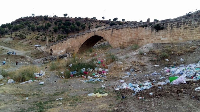 Turizm bölgesindeki çöp yığınları turistlerin tepkisini çekiyor