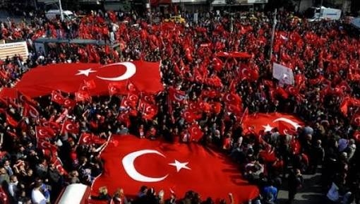 Turizmcilerden demokrasi yürüyüşü