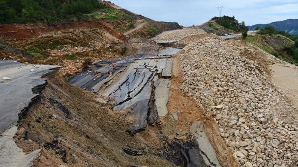 Turizmin başkenti Antalya yollarında heyelan sıkıntısı