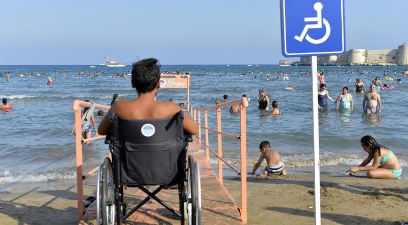 Turizmin başkenti Antalyaʹnın plajlarında büyük engel!