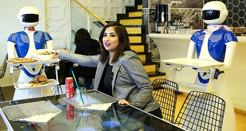 Türkiye'nin ilk teknolojik restoranı! Masalar tablet, garsonlar robot