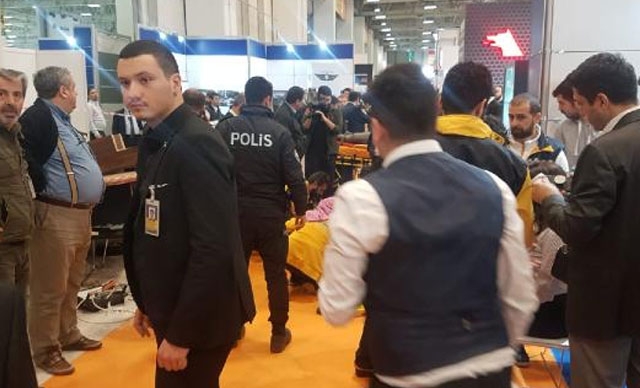 TÜYAPʹta korkunç kaza! Stand ziyaretçilerin üzerine devrildi