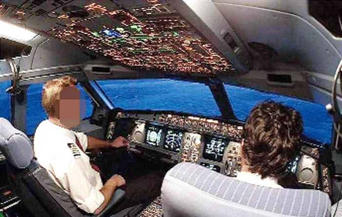 Uçak havadayken pilotlar birbirine girdi