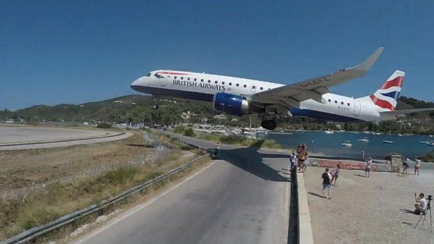 Plajda korku dolu anlar! Uçak turistleri teğet geçti!