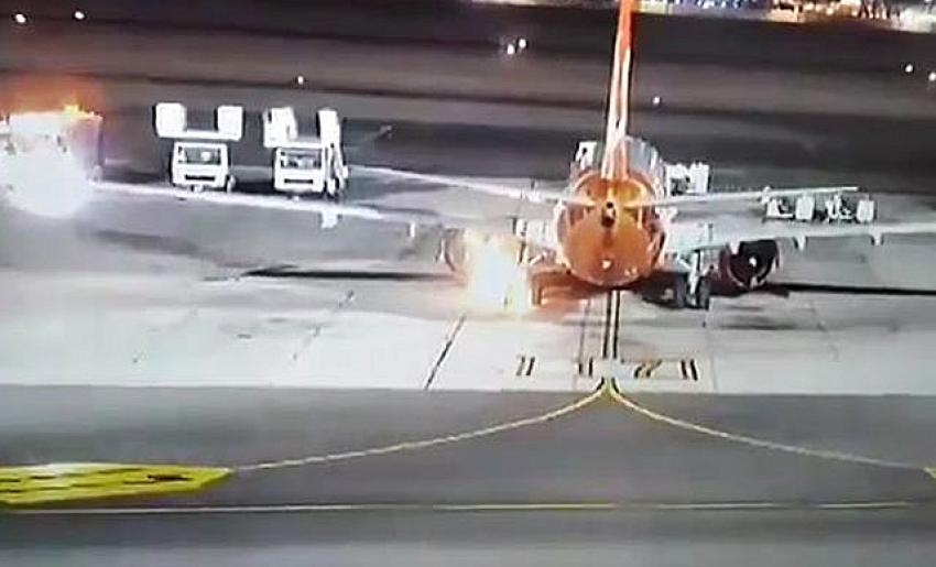 Yolcu uçağı iniş yaptığı sırada alev aldı!