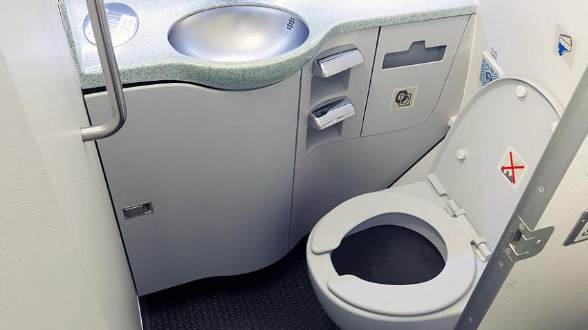 Pilotlar gizli kamerayla uçak tuvaletini canlı canlı izlemişler!
