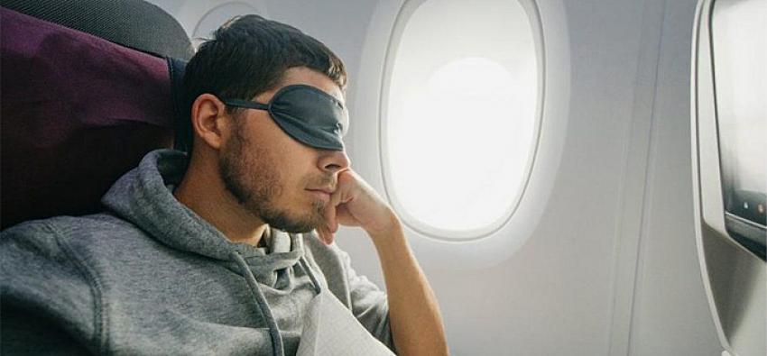 Muhafazakar aktivist maske takmayı reddetti, uçaktan indirildi