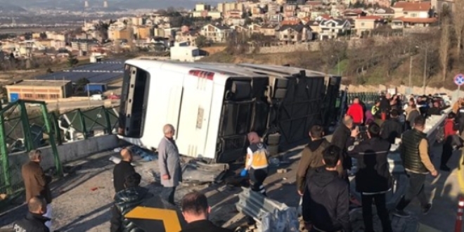 Uludağ yolunda lise öğrencilerini taşıyan tur otobüsü devrildi
