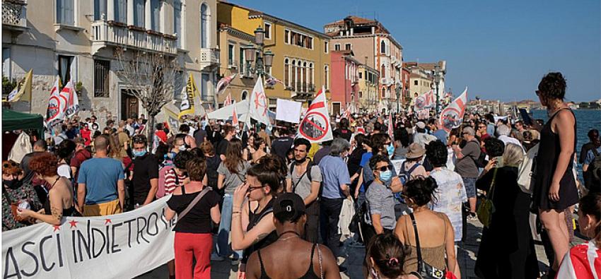 Ülkede sınırlar açıldı 'turist istemiyoruz' diye eylem yaptılar