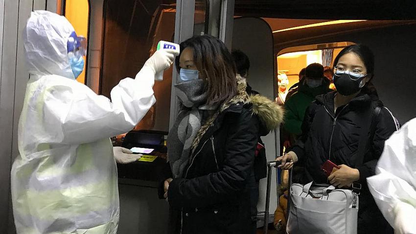 Kent karantinada! Wuhan’da uçak ve tren seferleri durdu