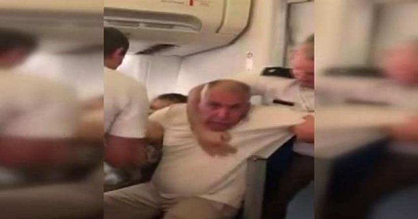 Uçakta bagajını koridora koyan yolcuyu dövdüler