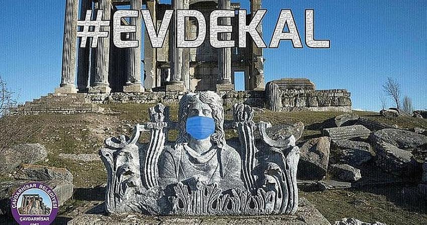Belediye Zeus heykeline maske takıp 'Evde Kal' çağrısı yaptı!