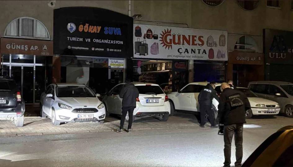 Seyahat acentasına kurşun yağdırdılar!